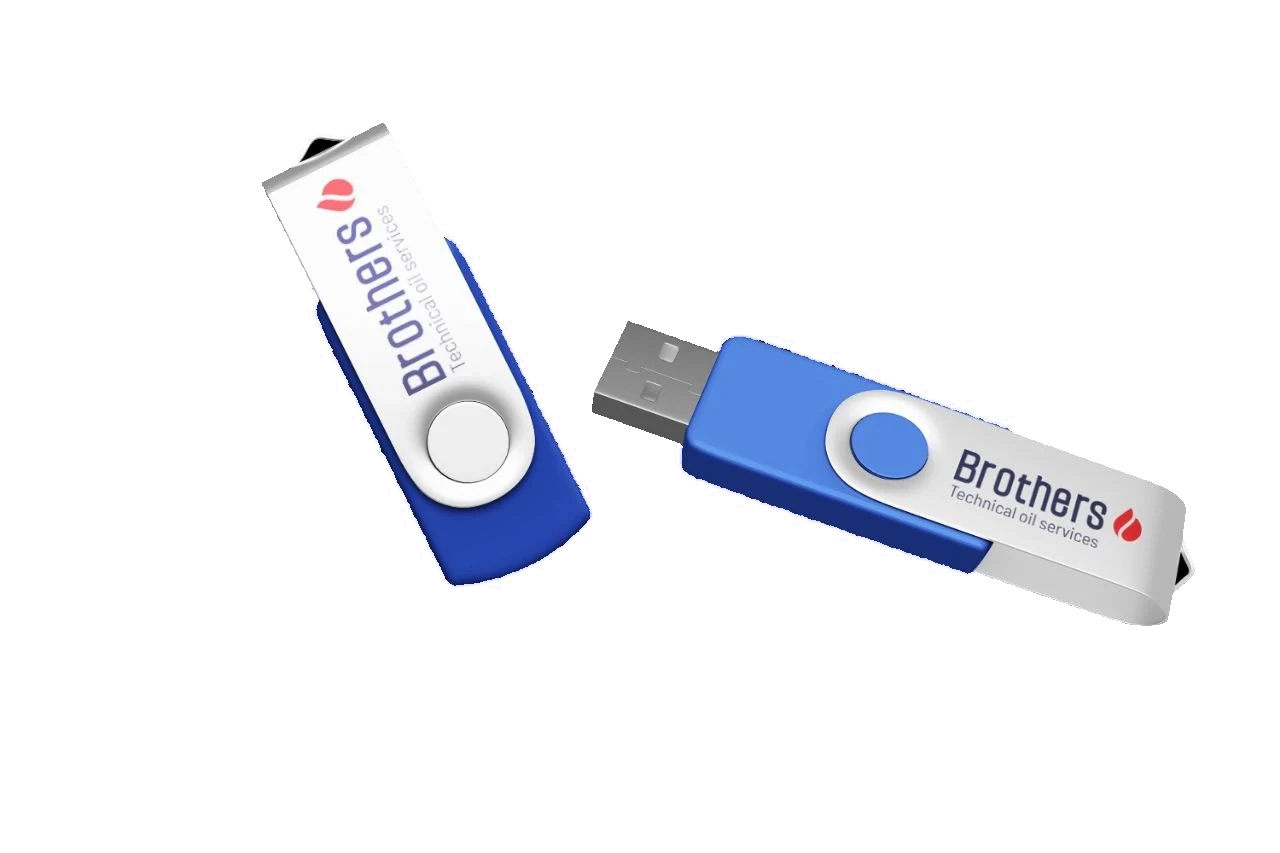 موكاب لفلاشتي USB دوّارتين: غلاف معدني فضي مطبوع عليه شعار Brothers الداكن مع رمز قطرة النفط الأحمر وسطر technical oil services، وجسم بلاستيكي أزرق بعروة تعليق؛ إحداهما مائلة وغلافها مغلق والأخرى أفقية وموصل USB-A الفضي مكشوف مع زر أزرق في مركز الدوران
